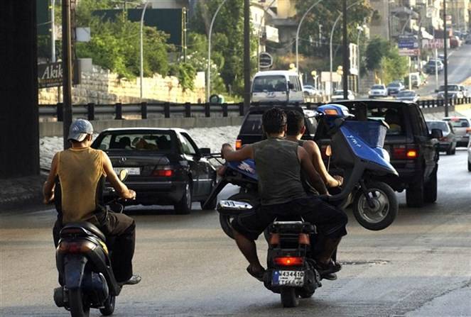 الفقر لا يبرّر الفوضى.. قيادة الدراجة الناريّة في لبنان: 
تجاوزات بالمفرّق ومخاطر بالجملة