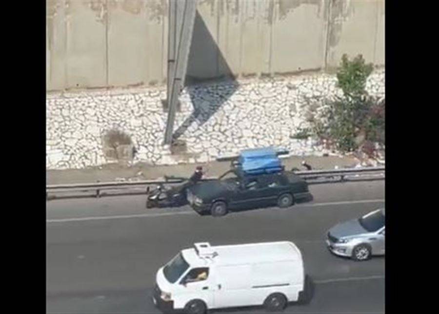 بالفيديو - دفاعاً عن النفس.. سائق يدهس شخصين بسيارته على طريق المطار بعدما حاولا سرقته!