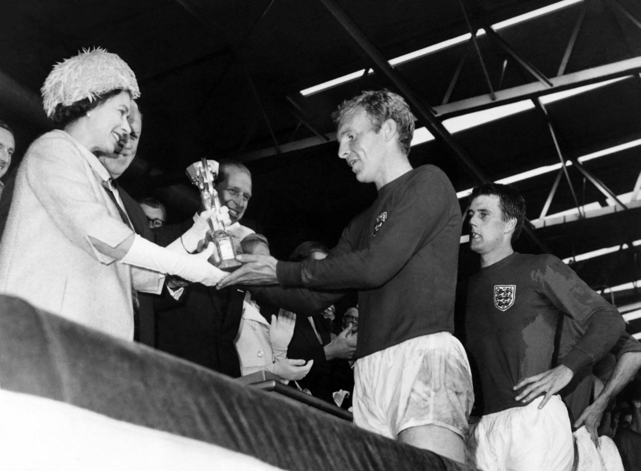 كأس العالم في إنكلترا 1966: الملكة إليزابيت تتوج أصحاب الأرض في مونديال "العنف الكروي" حسب النقاد والصحافيين