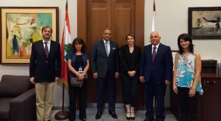 بحث مع مديرة مكتب اليونسكو سُبل التعاون
المرتضى عرض مع وفد
من السفارة الفرنسيّة التنقيب في جبيل