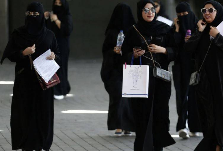 المرأة السعودية تعزز وجودها في سوق العمل... وتقود 45% من المنشآت الصغيرة والمتوسطة بالمملكة