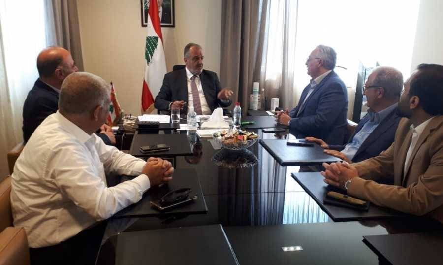 بوشكيان عرض ووفد الصناعيين تطوير
المواصفات لتحسين القدرة التنافسية في الاسواق
