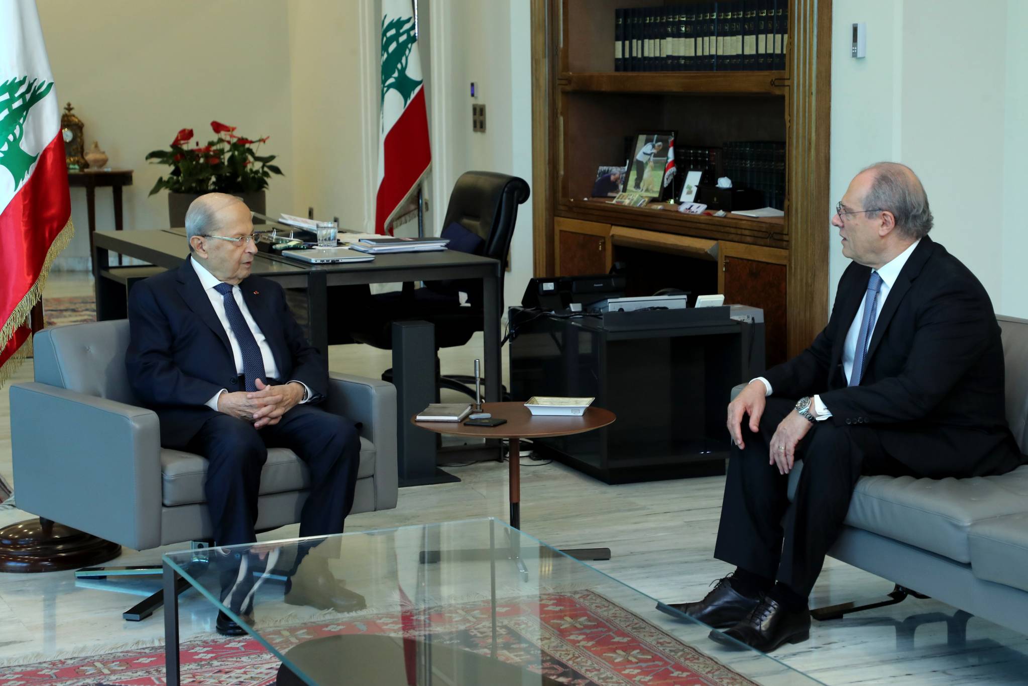 عرض مع الشامي الإتصالات مع صندوق النقد وتسلّم أوراق اعتماد 4 سفراء
عون عرض مع ميقاتي ملفيّ تأليف الحكومة والترسيم
الرئيس المكلّف: "المرّة الجايي رح نام هون حتى تشكيل الحكومة"