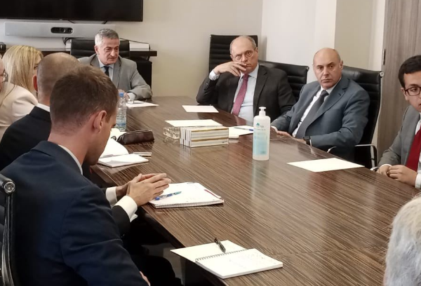 الخليل عرض وخبراء صندوق النقد السياسات الضريبية  
وسبل تكيفها مع تبدلات سعر الصرف لتعزيز الواردات