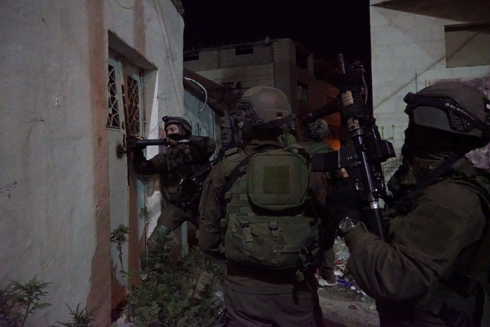 قوات الإحتلال تشنّ حملة اعتقالات واسعة بالضفة والقدس