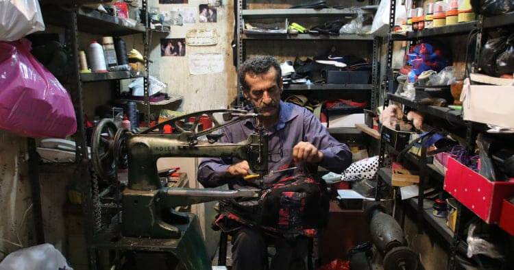 مهن تنتعش وتعود الى الواجهة بعد أن كادت تندثر... بسبب الظروف الإقتصاديّةّ
أكثر من 60% من اللبنانيين باتوا «يرتُون» ثياب أولادهم و»يُسكّفون» أحذيتهم
RECREATE مشروع إعادة تدوير الحقائب المدرسيّة للطلاب غير الميسورين