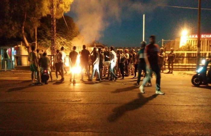محتجون يقطعون الطريق أمام دارة ميقاتي في طرابلس