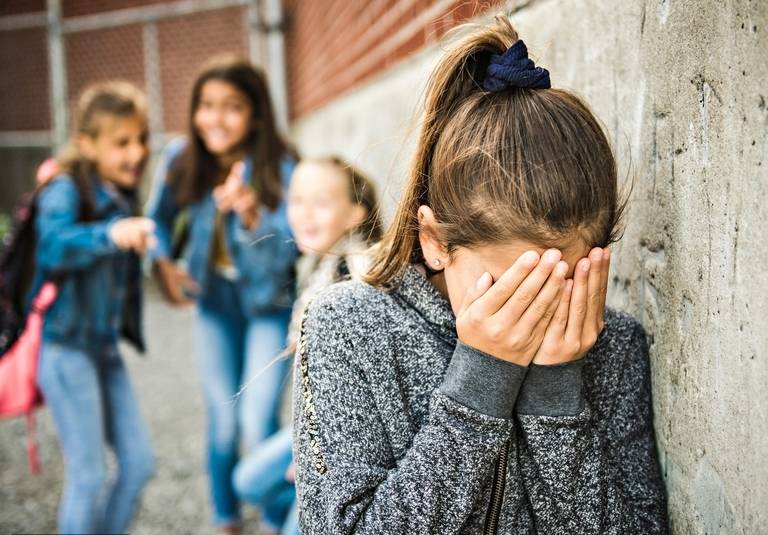 التنمّر آفة مُجتمعيّة تبدأ من المنزل والحيّ... الى الشاشة والمدرسة