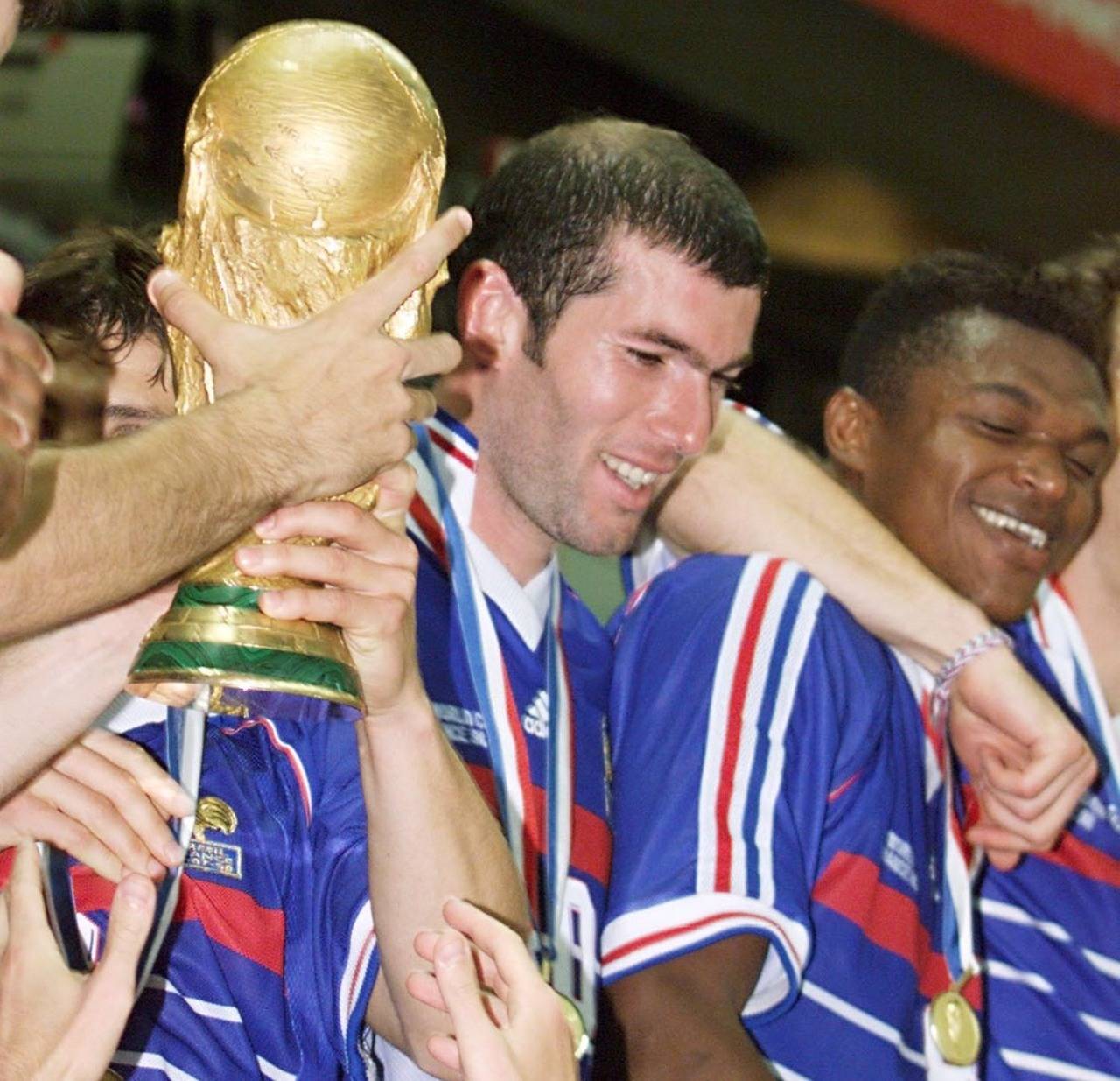 كأس العالم في فرنسا 1998: زيدان يقود "أصحاب الأرض" للقب الأول والبرازيل "تتقهقر".. وحكم عربي للمرة الأولى في النهائي
