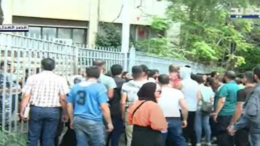 هرج ومرج.. ماذا يحصل أمام مدخل قصر العدل في بيروت؟