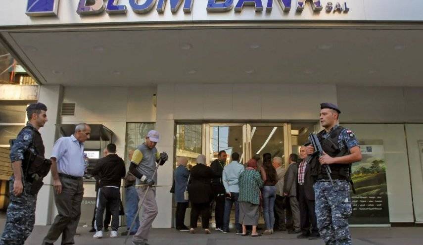 مشهد  اقتحام المصارف تابع... إليكم آخر التطورات!