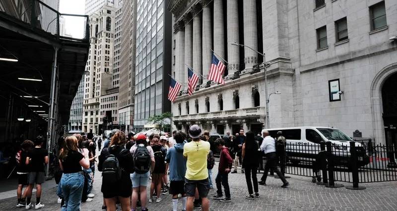 الدولار الأميركي يتراجع عن أعلى مستوى وصل إليه منذ 20 عاماً