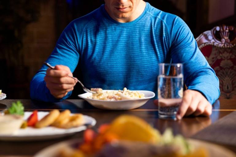 تناول الطعام بعد التاسعة... تأثيرات كارثيّة على صحّة الإنسان !