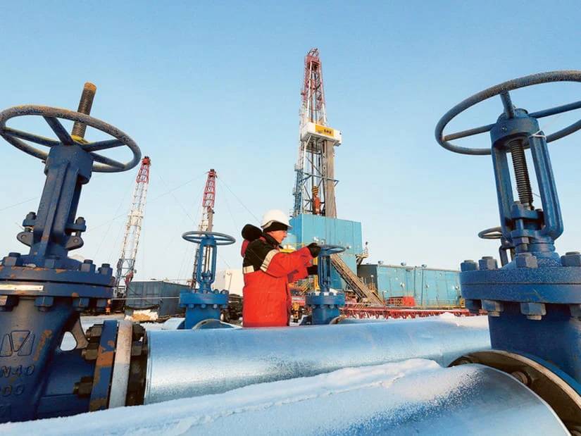 روسيا تدرس زيادة الضرائب على قطاع النفط والغاز