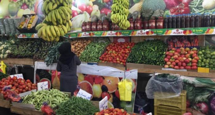 بالصور - خضراوات وصناديق على الأرض إشكال حاد بين لبنانيين وسوريين في صور