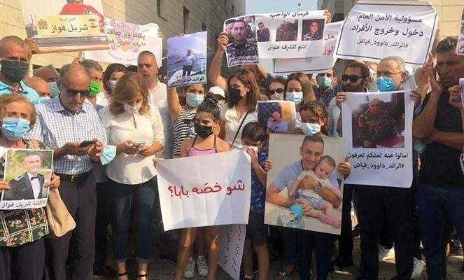 وقفة لأهالي موقوفي المرفأ أمام منزل القاضي عبود.. البستاني: لا يجوز أن نوقف مظلومين