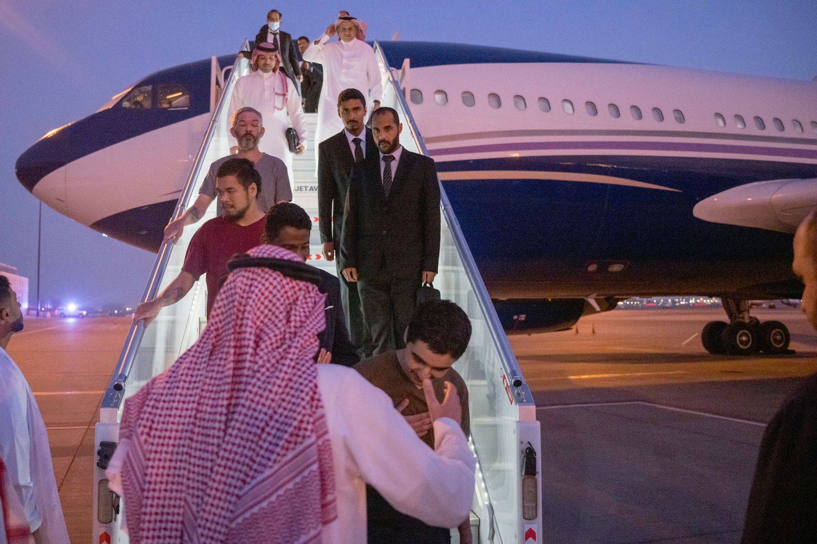 وصول الأسرى من روسيا إلى السعودية