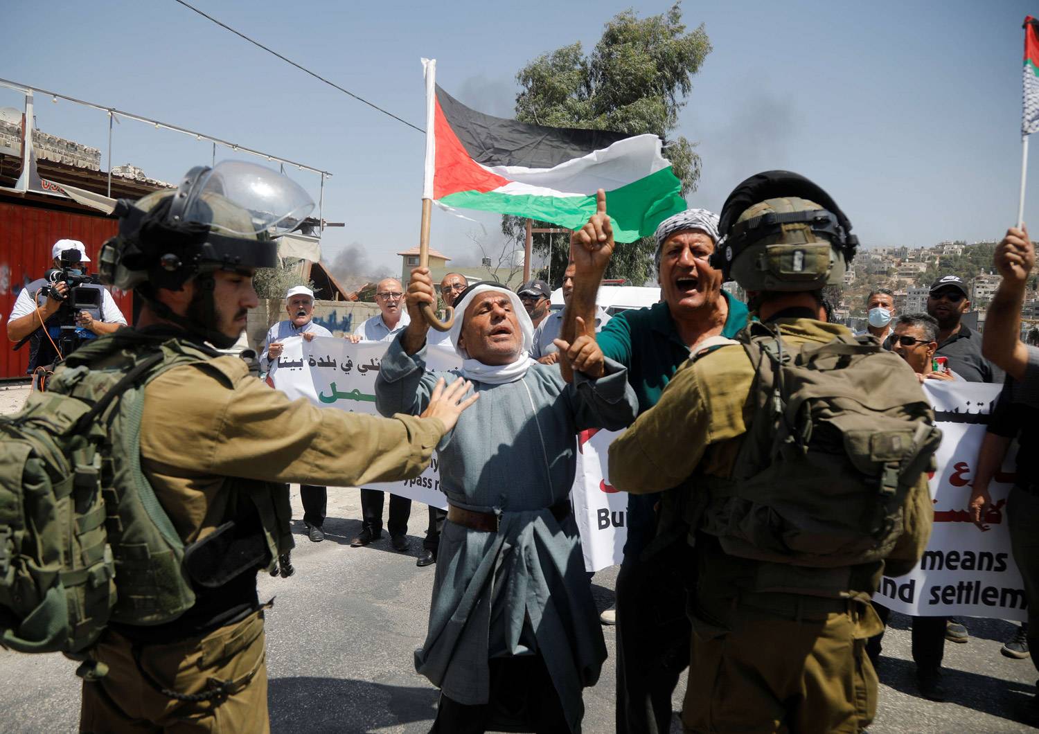 غانتس يأمر بمصادرة أموال فلسطينية تعود لعائلات الأسرى والشهداء