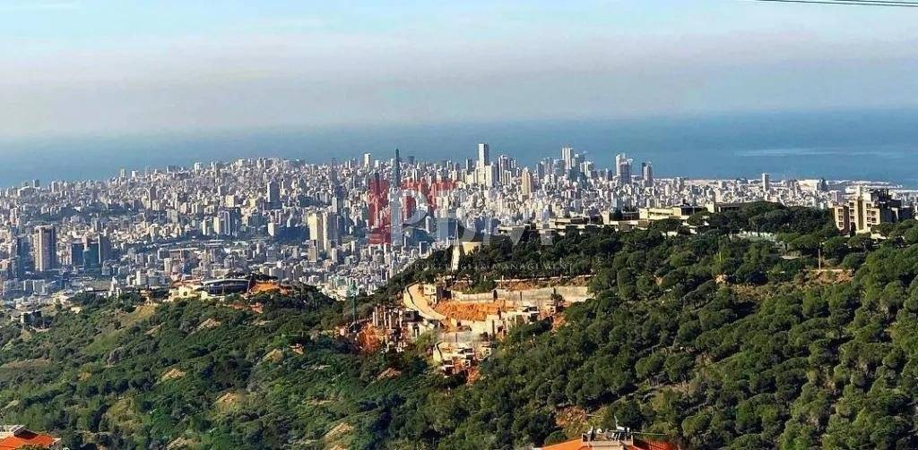 بالصورة- انقلاب شاحنة محملة بالبضائع على طريق المكلس - المنصورية