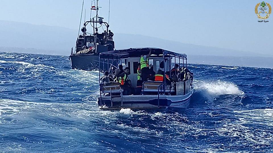 من بينهم امرأتان حاملان وطفلان.. الجيش يوقف مركباً لتهريب أشخاص بطريقة غير شرعية