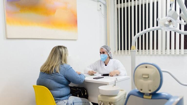 دراسة تربط بين الوزن الزائد وخطر الإصابة بعدوى COVID-19 و COVID لفترة طويلة
