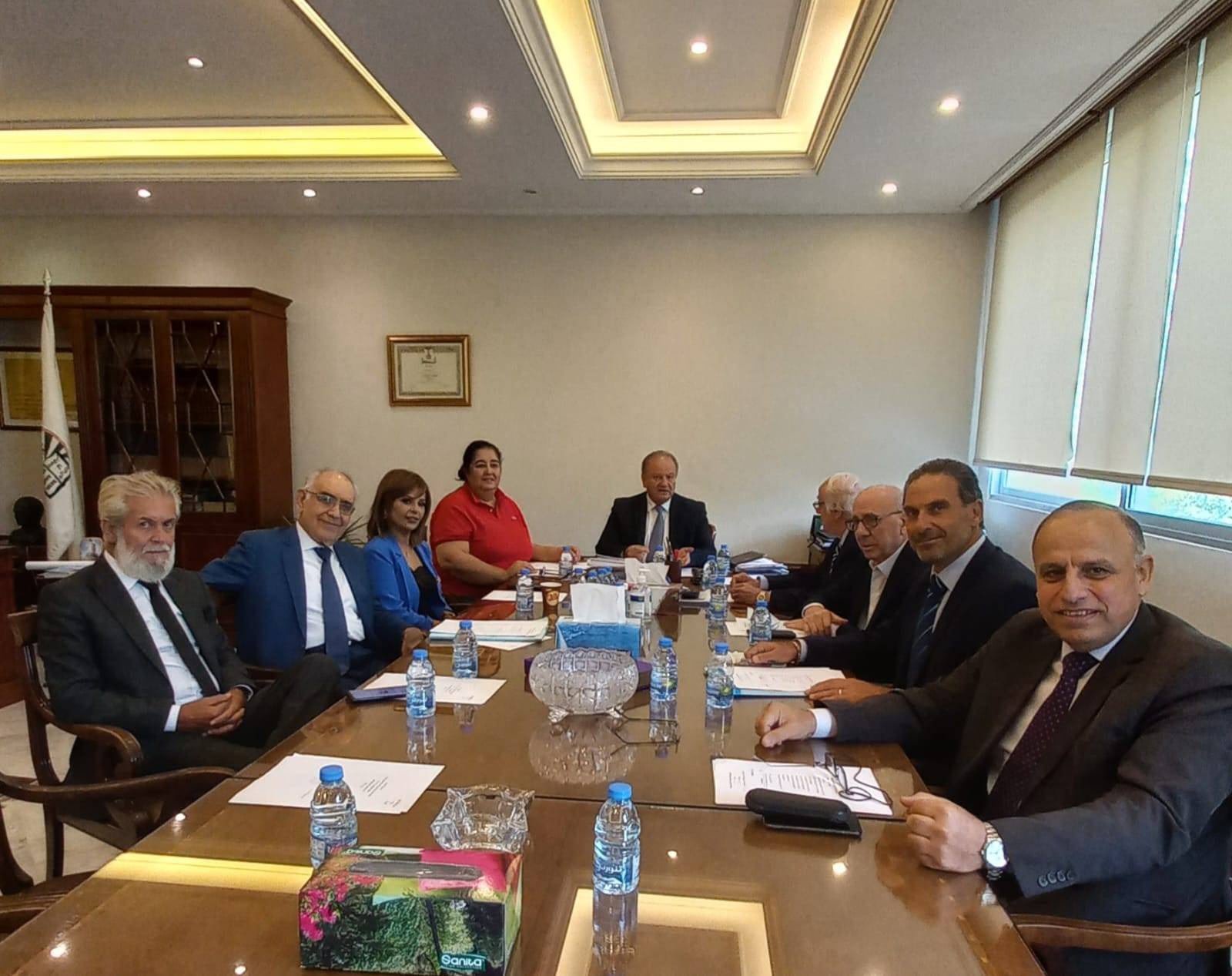 كسبار ترأس اجتماع لجنة "إدارة صندوق التقاعد"
وتابع مع زوّاره شؤوناً قانونيّة إداريّة ودستوريّة