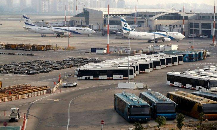 فلسطيني يندفع بسيارته باتجاه مدخل مطار بن غوريون