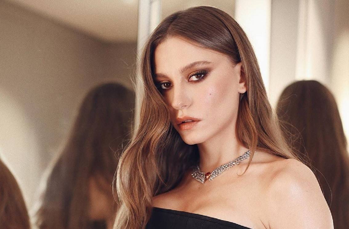 ما حقيقة وجود علاقة سرية بين الممثلة التركية سيريناي ساريكايا وهذا الممثل الشهير؟