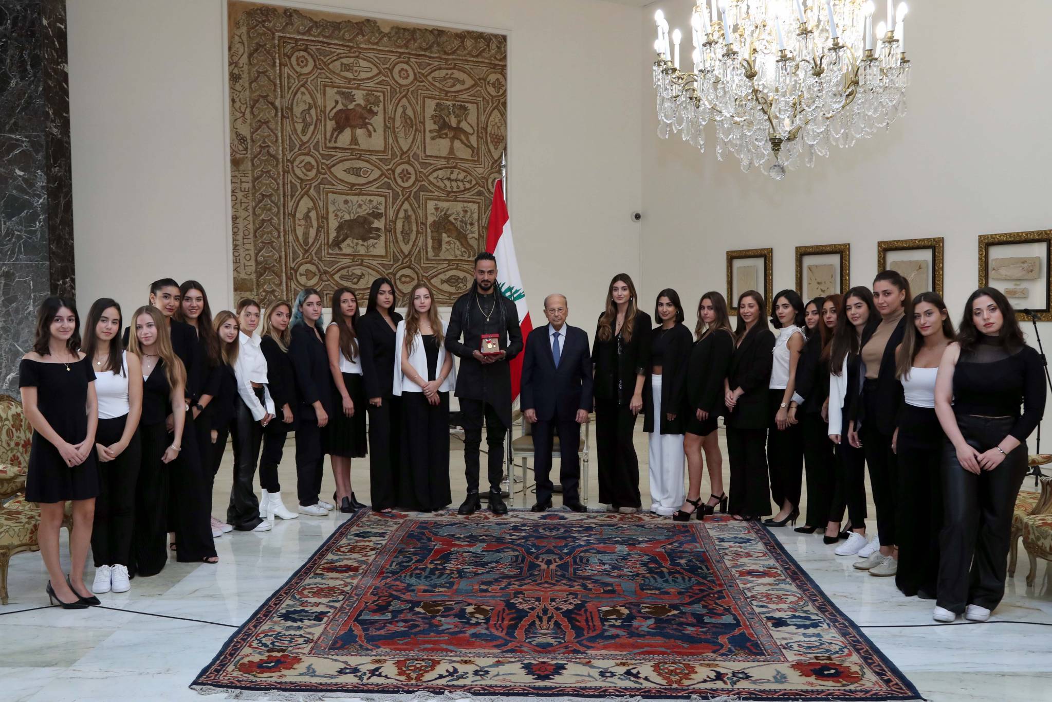 أكد لنقيبيّ المحامين أهميّة اللامركزيّة الموسّعة
عون سلّم "ميّاس" وسام الإستحقاق المذهّب تقديراً لعطاءاتها:
قوّتكم وأداؤكم المميّز مكّناكم من تقديم لوحات فنيّة تفوق الخيال