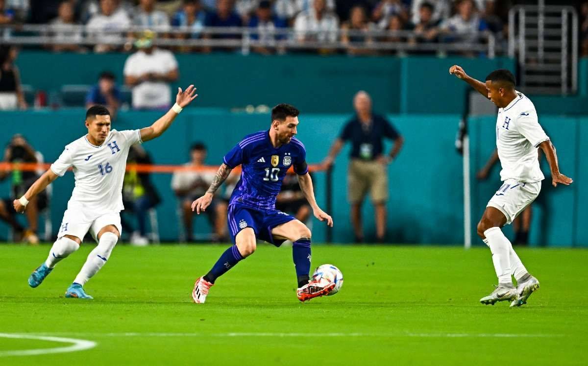 استعداداً لمونديال قطر 2022 في كرة القدم
ميسي يقود الأرجنتين الى الفوز على هندوراس