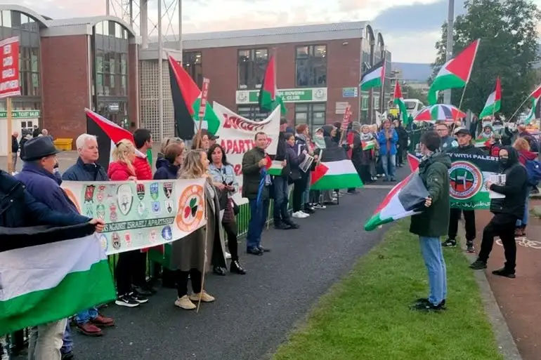 أعلام فلسطين تستقبل منتخب "اسرائيل" تحت الـ 21 عاماً في ايرلندا