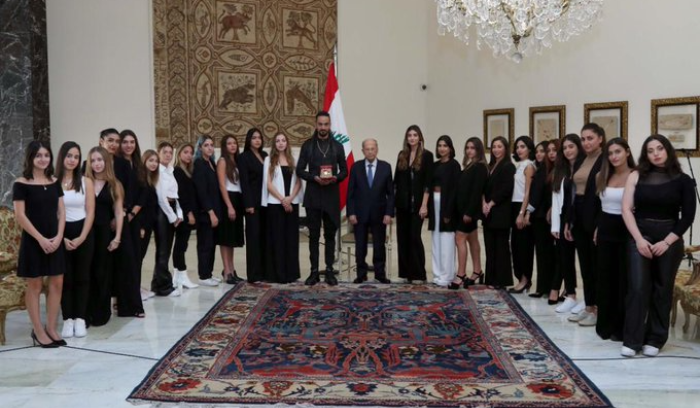 عون كرم فرقة مياس وسلمها وسام الإستحقاق اللبناني المذهب
