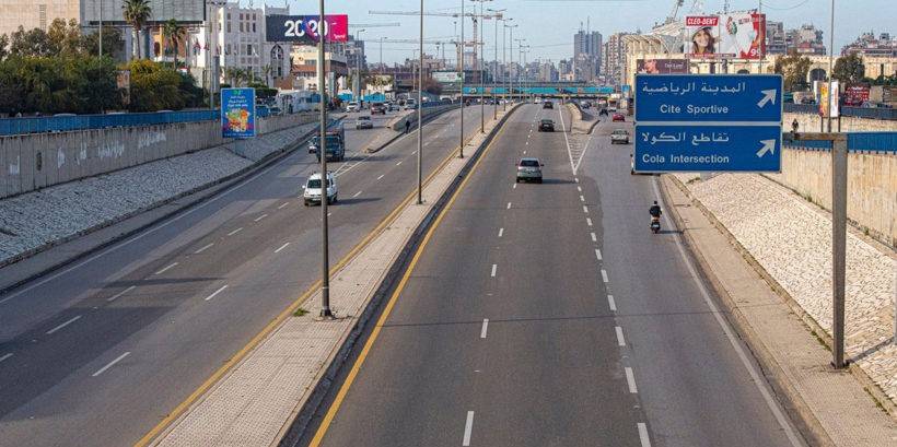 جثة شخص مجهول الهوية داخل سيارة على طريق المطار