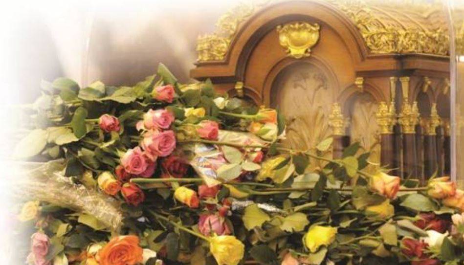في عيدها... قديسة تُمطر ورودًا على الأرض!