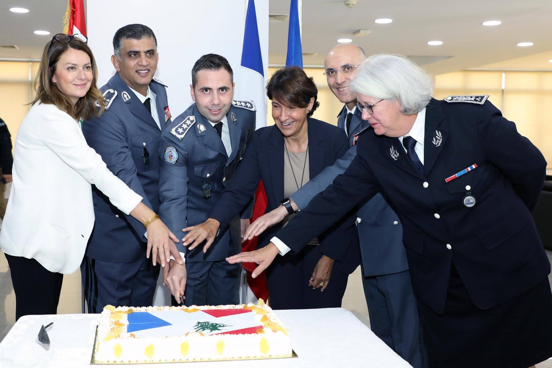 حفل تخريج ضباط من قوى الأمن الداخلي بشراكة فرنسيّة
عثمان: تمكنّا من توفير الأمن على الرغم من التهديدات
غريو: ابقوا ضباطًا ملتزمين  في خدمة مواطنيكم