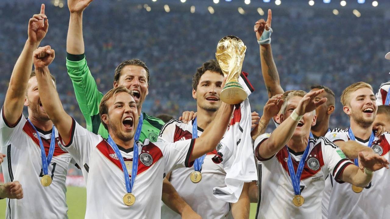 كأس العالم في البرازيل 2014: ألمانيا تفوز باللقب على حساب ميسي و"التانغو" وبعد "سحقها" منتخب "السامبا" في المباراة "المأساة"