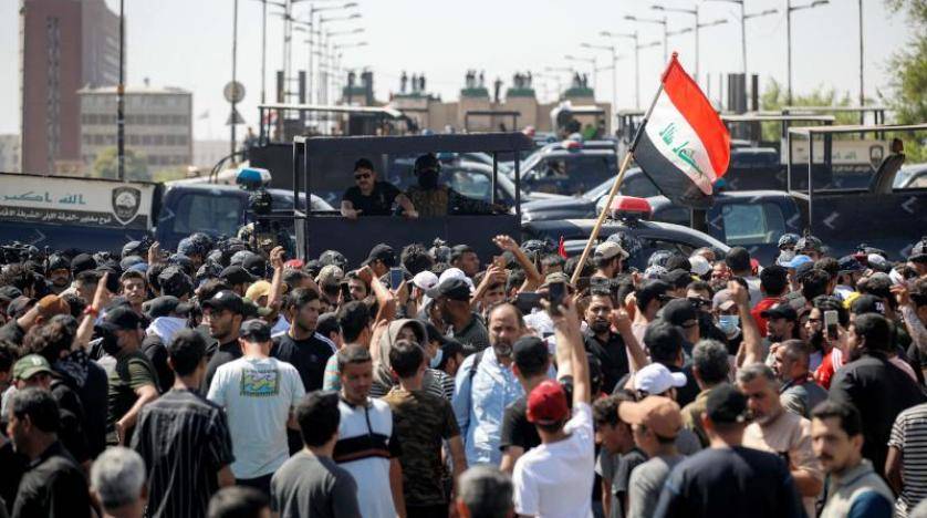 العراق.. متظاهرون يحاولون الوصول إلى المنطقة الخضراء وسط سقوط صواريخ