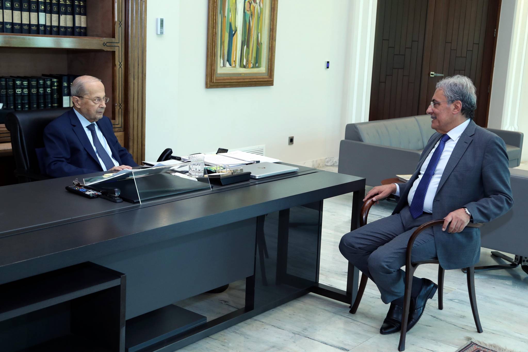عرض مع خوري مسائل قضائيّة عالقة.. وتلقى برقيّة شكر من البابا
عون تابع وقائع الجلسة الأولى لانتخاب رئيس جديد
وأبدى ارتياحه لانطلاق العمليّة الإنتخابيّة بديموقراطيّة
