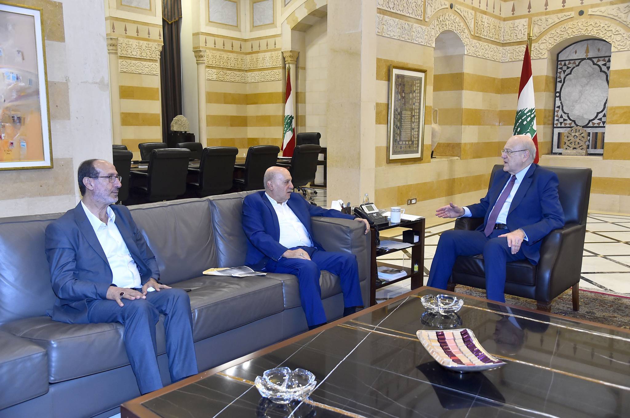 التقى سفيريّ بلجيكا وقطر .. وعرض الأوضاع مع نواب
ميقاتي ترأس اجتماعاً أمنياً وآخر للجنة مُعالجة تداعيات الأزمة الماليّة
مولوي: الهجرة غير الشرعيّة تهدّد الأمن القومي