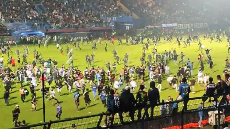 174 قتيلاً على الأقل
بعد مباراة في أندونيسيا