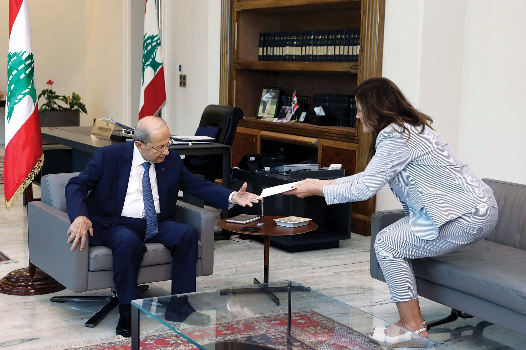 لبنان تسلّم مشروع اتفاق الترسيم بالحبر الاميركي ولقاء رئاسي للحسم الاسبوع المقبل
الاتفاق على الحكومة يتأخر اسبوعاً آخر... وحديث عون عن المناورة يُغضب ميقاتي