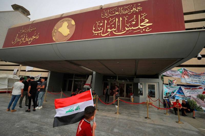أنصار الصدر يحتجون على انعقاد البرلمان دون توافق سياسي والكاظمي يدعو لملاحقة مطلقي الصواريخ