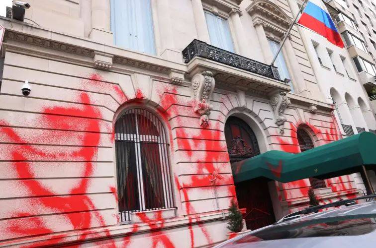 القنصلية الروسية في نيويورك تتعرض للتلطيخ بطلاء أحمر قبيل إعلان ضم المناطق الأوكرانية