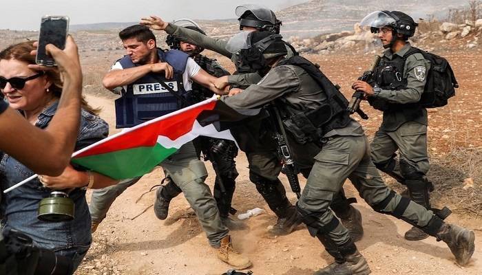 استشهاد فلسطيني واستهداف الصحفيين
خلال اقتحام الاحتلال «دير الحطب» قرب نابلس