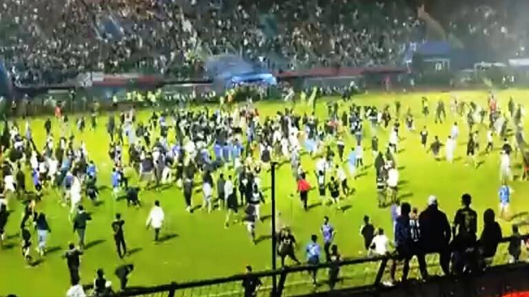 ما هو أول قرار اتّخذه الرئيس الإندونيسي بعد مقتل 125 شخصا في ملعب لكرة قدم؟