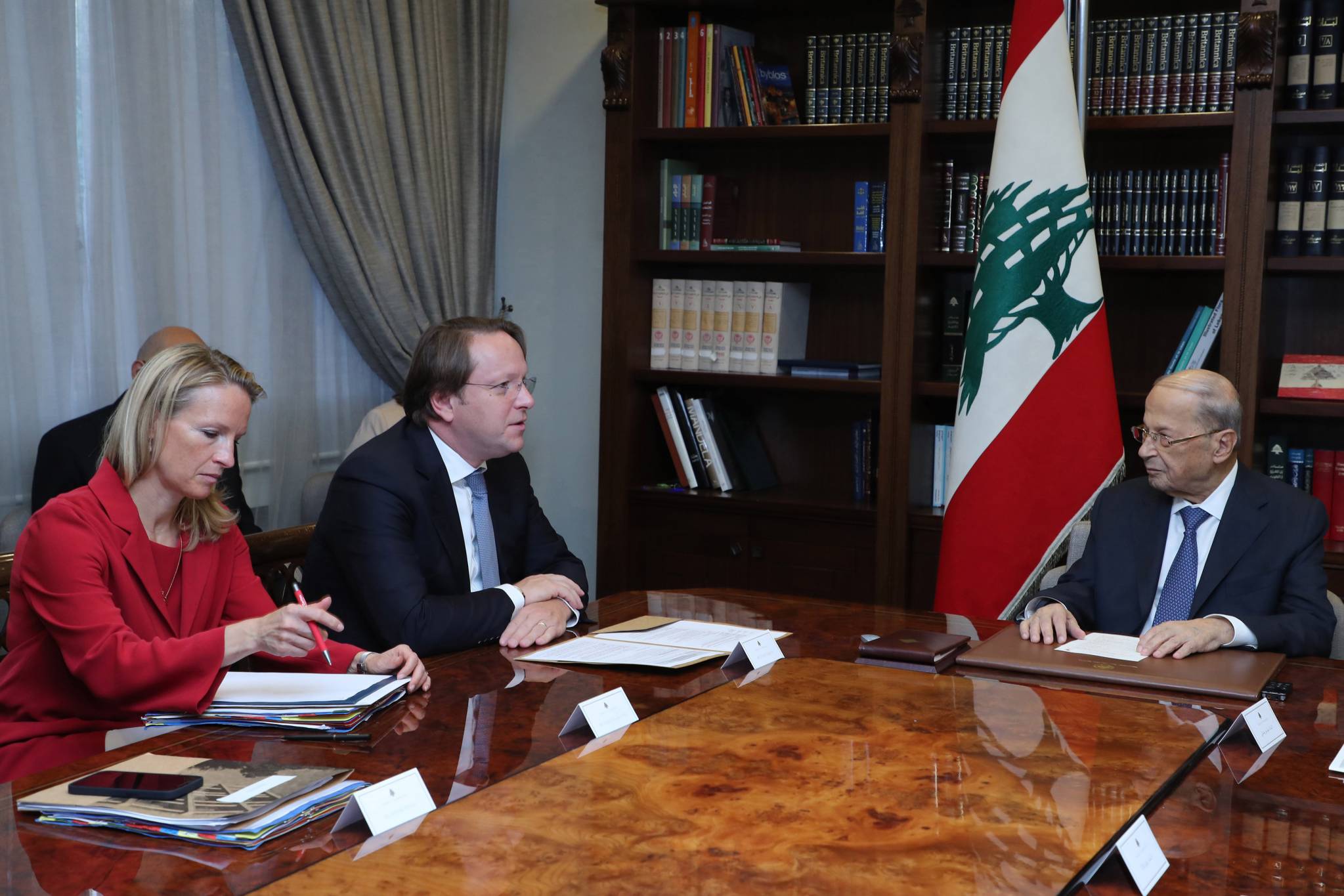 المفوّض الأوروبي لشؤون الجوار والتوسّع زار الرؤساء الثلاثة وقائد الجيش والراعي
عون: الاتصالات جارية لتشكيل حكومة ولتسهيل عودة النازحين وفق خطة الحكومة
فاريلي: نحن بحاجة الى رئيس للجمهوريّة والى حكومة لتوزيع المساعدات