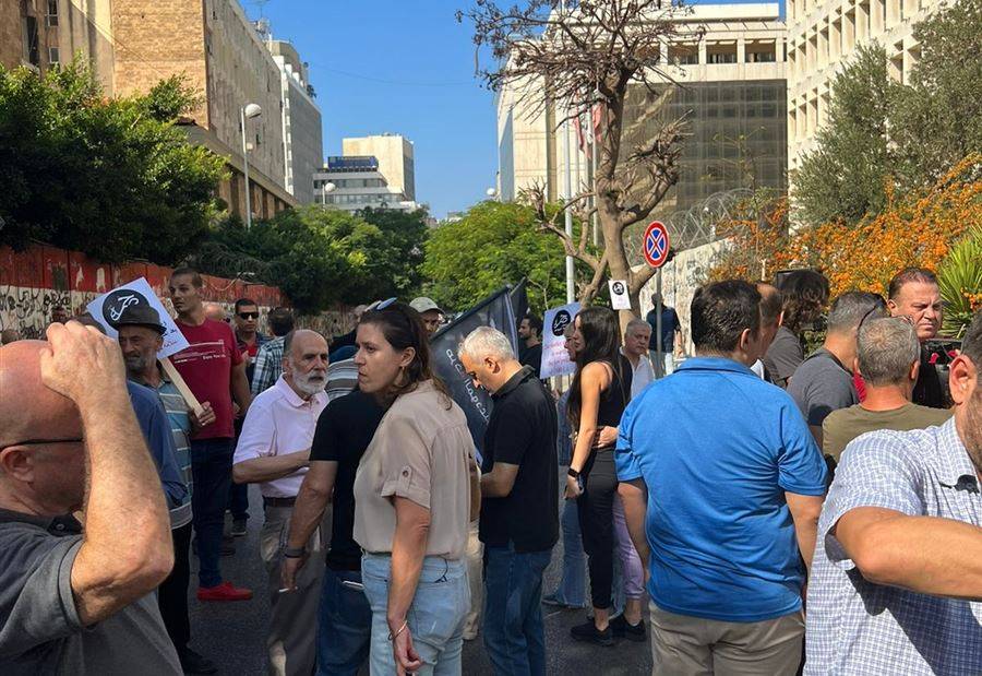 بالصور والفيديو... تجمع للمودعين أمام المركزي