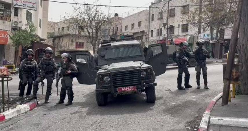 بالفيديو- الأمن الوطني الفلسطيني يمنع قوات الإحتلال من اقتحام منطقة "باب الزاوية"
