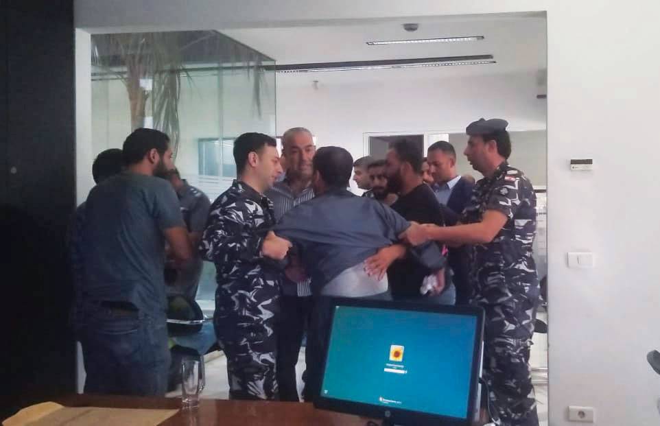 إجراءات البنوك لا تردع المقتحمين..
ساعات حاسمة بملف الترسيم والأجواء الإيجابيّة مُسيطرة ولكن..
ميقاتي يشكو عراقيل كثيرة بملف الحكومة.. وحزب الله يتدخل للحلحلة