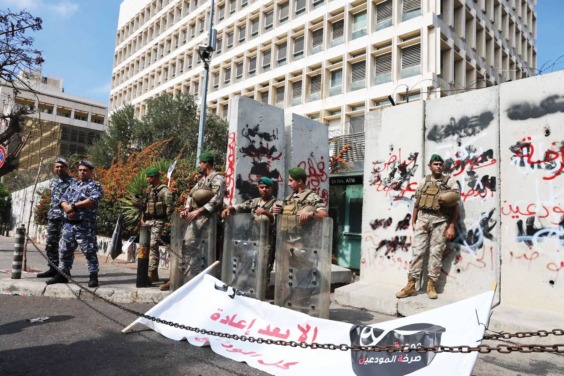 هل يلجأ اللوبي الصهيوني الى اغتيال لابيد كما قتلوا رابين سابقاً بتهمة التنازل عن الجولان؟
«الحرب المفتوحة» بين بري وباسيل تفخخ تشكيل الحكومة
الطريق الى بعبدا غير معبدة.. ومسيرات مؤيدة ومعارضة ليل ٣١ تشرين الاول